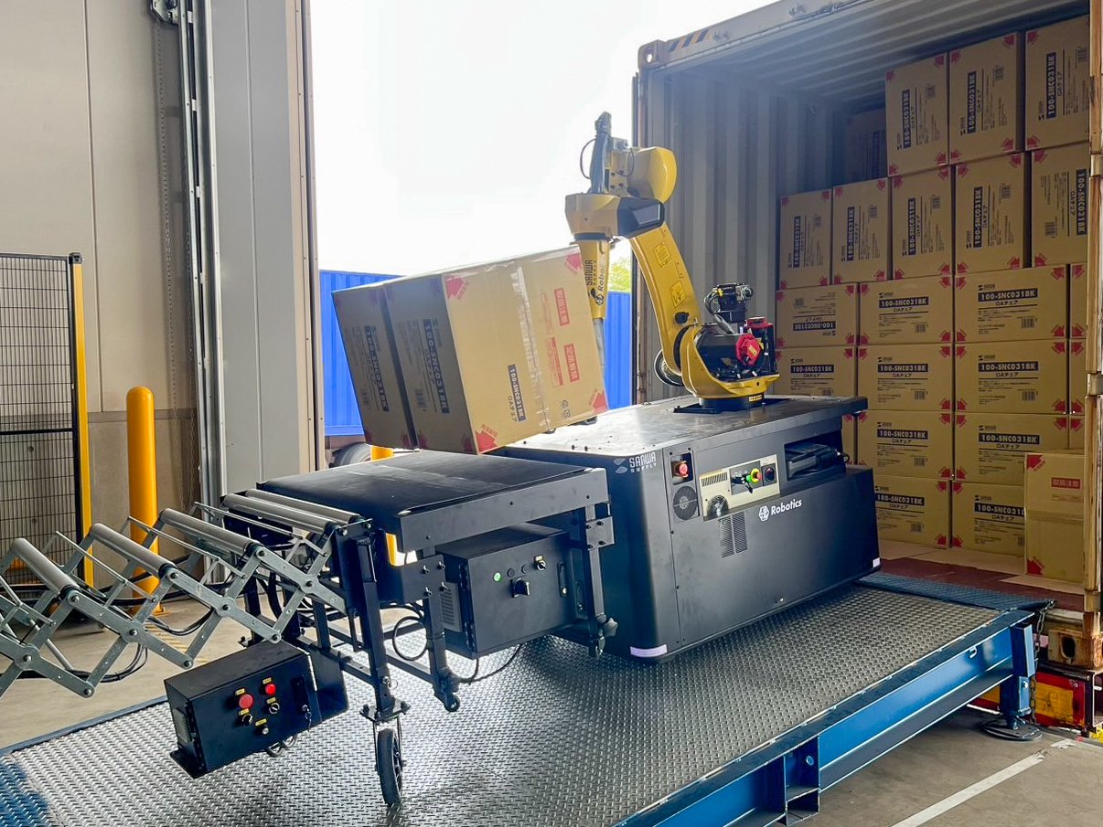 コンテナから荷降ろしするRockyOne(リリース前)