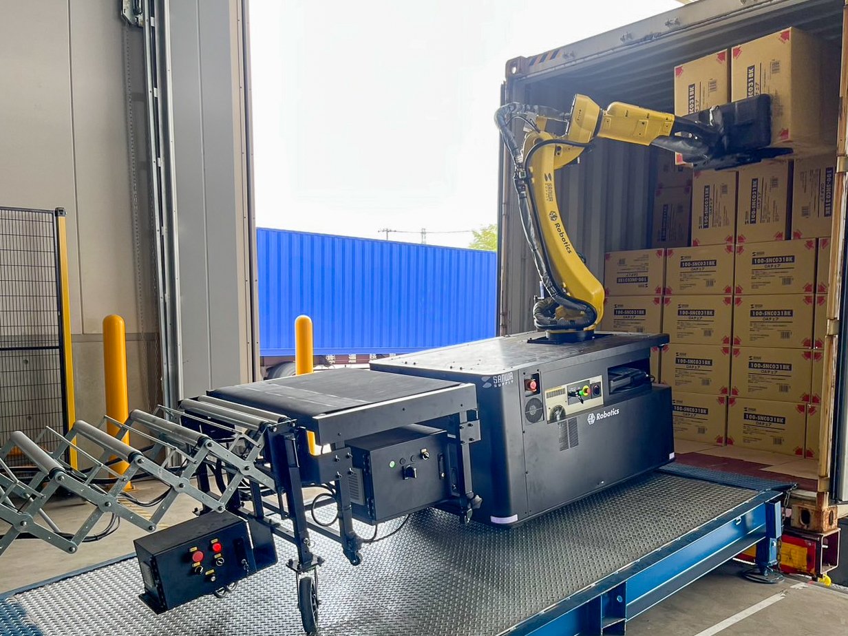 コンテナから荷降ろしするRockyOne(吸着時)